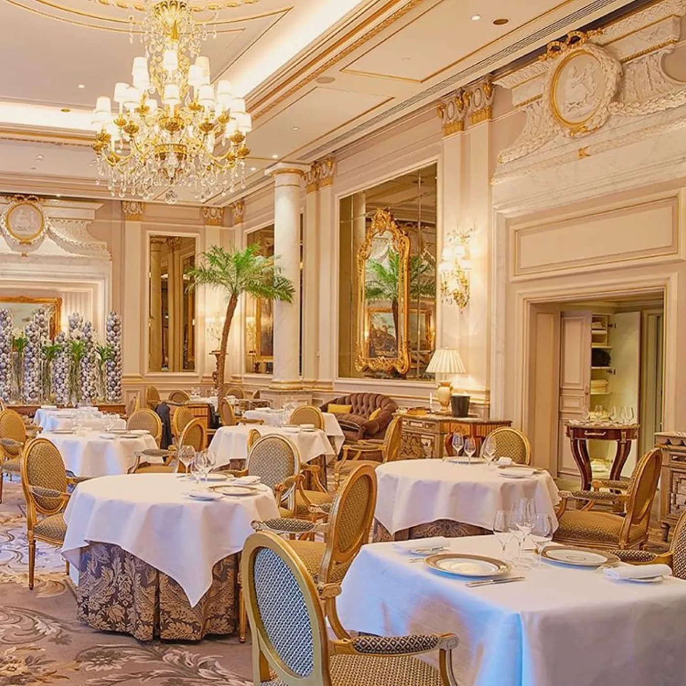 La salle Louis XVI du restaurant Le Cinq, à l’hôtel George V (Paris 8e)